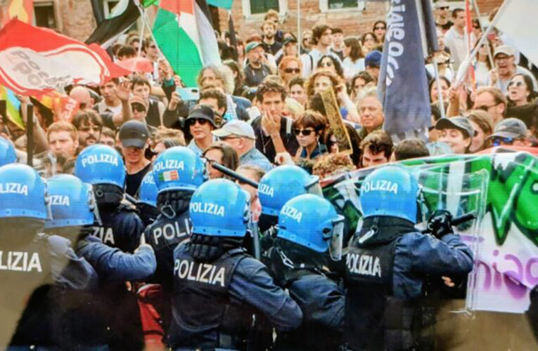 Protestas en la 61ª Bienal de Arte de Venecia